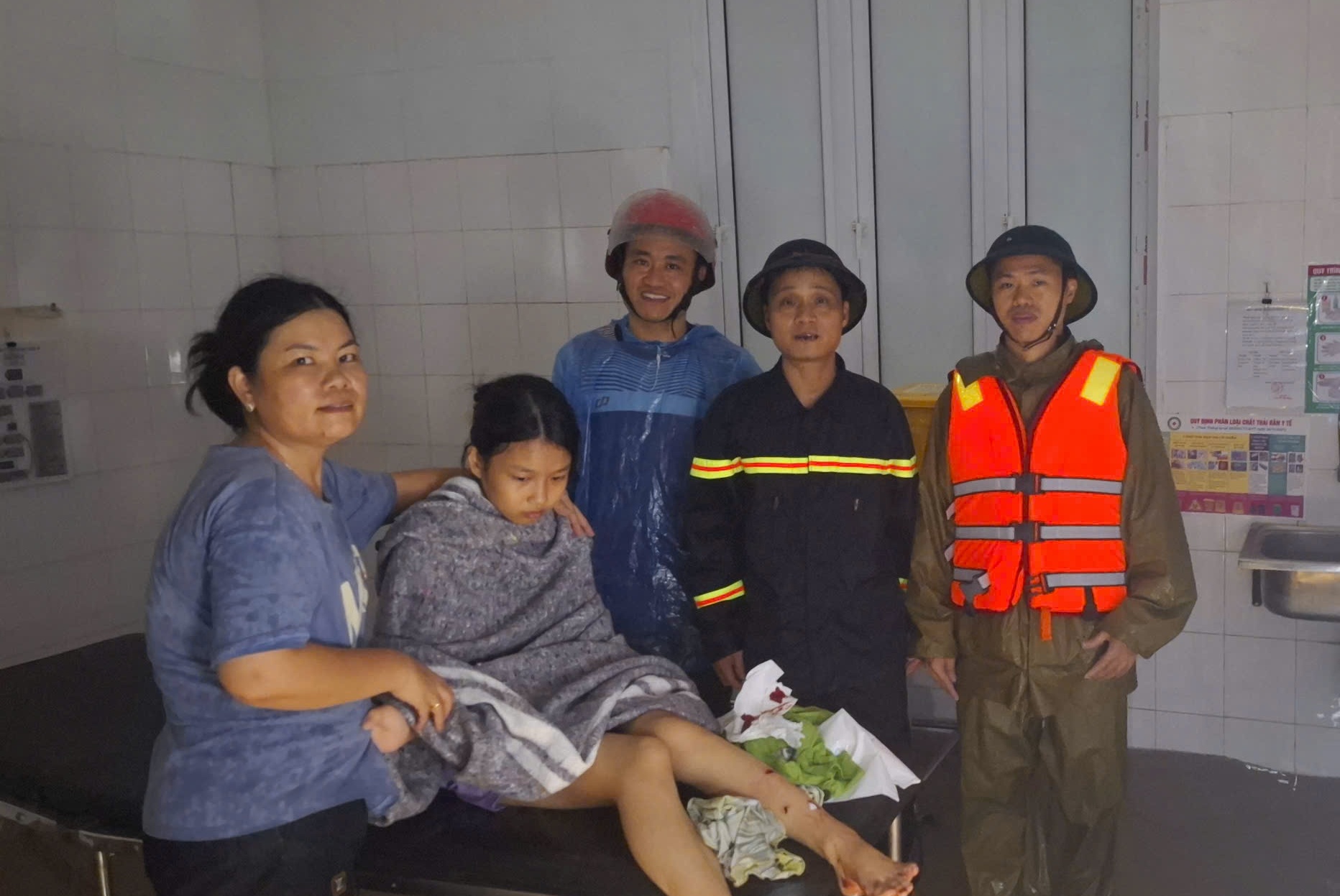 Công an các đơn vị, địa phương tích cực tham gia khắc phục hậu quả bão số 3